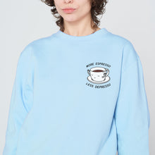 Afbeelding laden in Galerijviewer, Meer Espresso Minder Depresso Geborduurd Sweatshirt (Unisex)